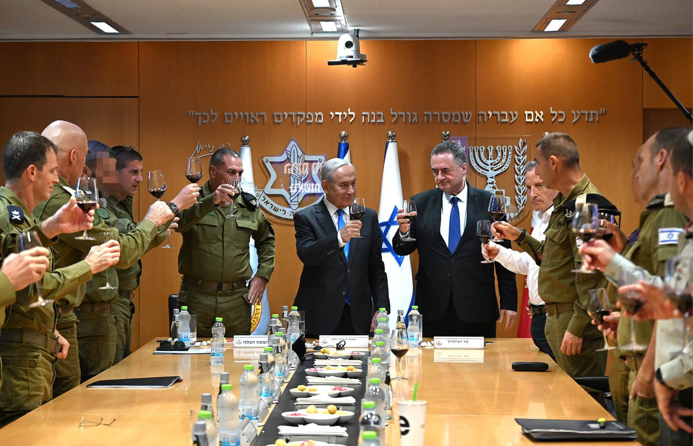נתניהו הרים כוסית - ודיבר על הפלת המשטר באיראן: "זה קרוב" | צפו