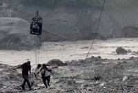 תלויים בין שמיים למים: אמצעי התחבורה המסוכן של נפאל | צפו