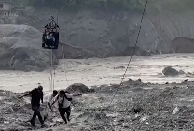 תלויים בין שמיים למים: אמצעי התחבורה המסוכן של נפאל | צפו