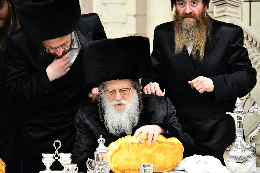 שמחה משולשת; מאות חסידים חגגו בחתונת הענק של לעלוב, מודז'יץ ואופלע 