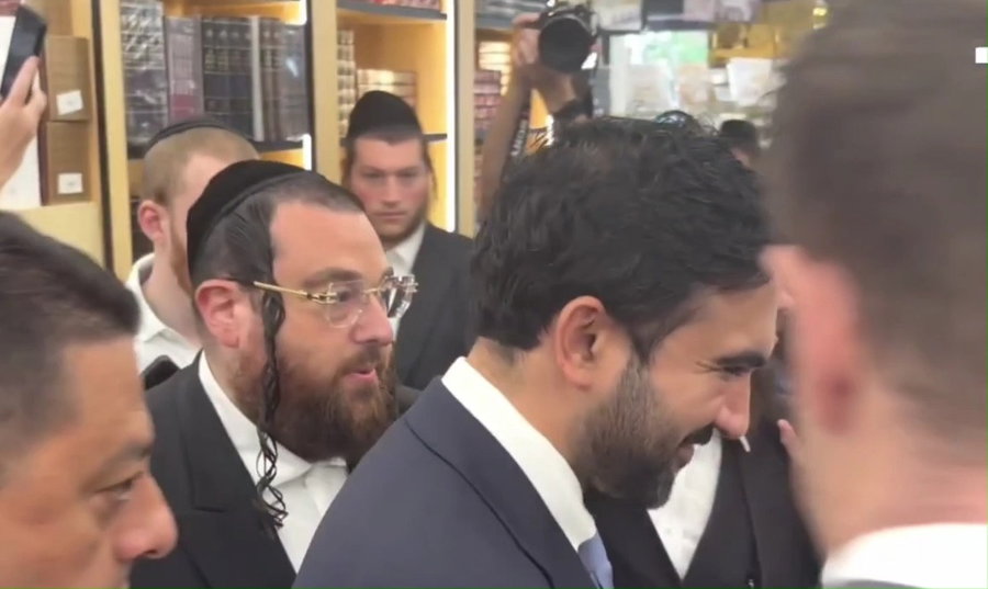 חיוכים וצרחות: ממדאני נכנס לחנות בבורו פארק ועורר סערה