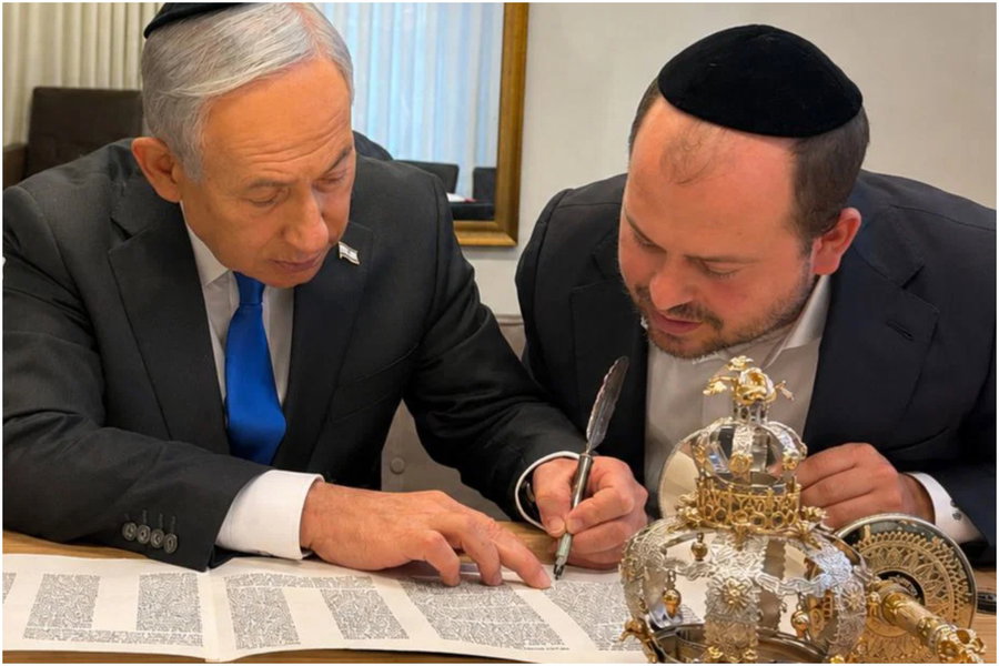 צפו: נתניהו כתב אותיות בספר תורה לעילוי נשמתו של דדי גראוכר