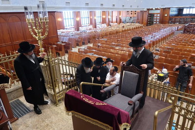 למניעת דחף וצפיפות | השינוי ההיסטורי במקומו של האדמו"ר מבעלזא לקראת החגים הבאים