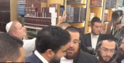 חיוכים וצרחות: ממדאני נכנס לחנות בבורו פארק ועורר סערה