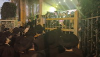 כולם געו בבכי | הבן יחיד זעק בהלוויית אביו; "אבא אל תשאיר אותנו לבד!" • צפו