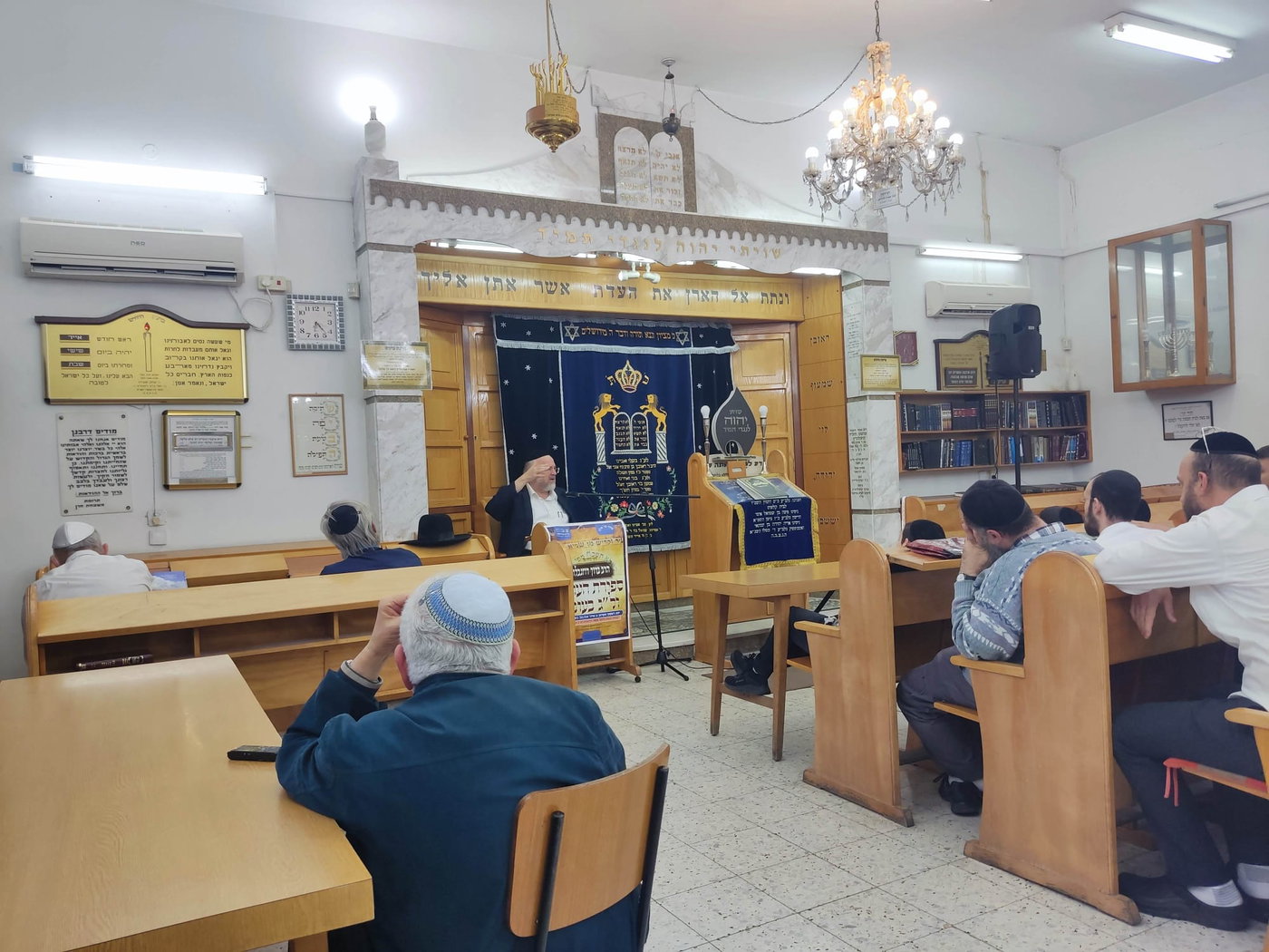 שיעור תורה בבית כנסת