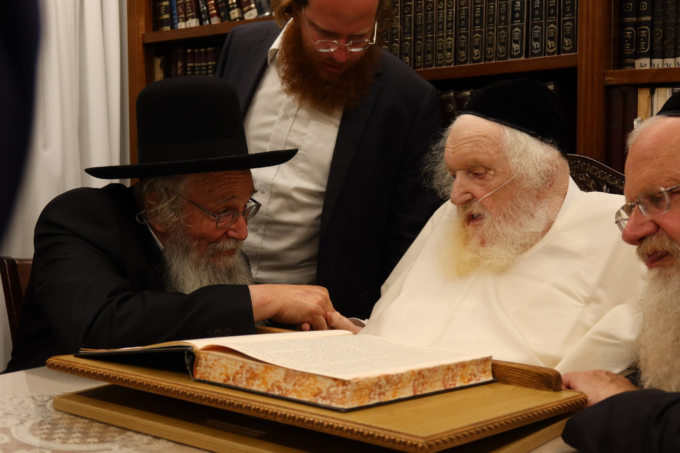 ביקורי רבנים במעונו של הגר"מ שטרנבוך