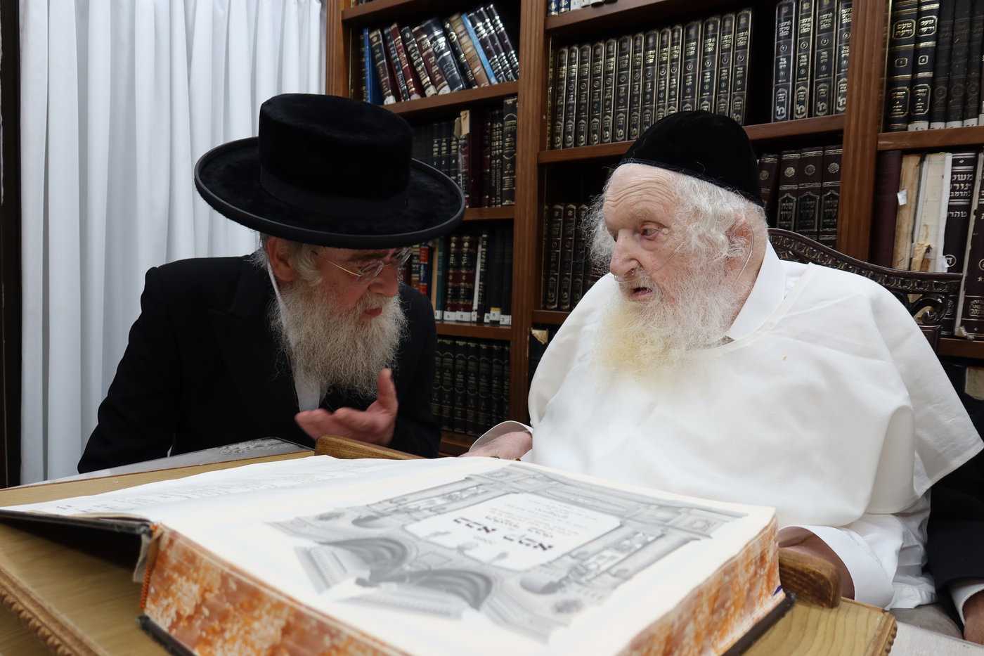 ביקורי רבנים במעונו של הגר"מ שטרנבוך