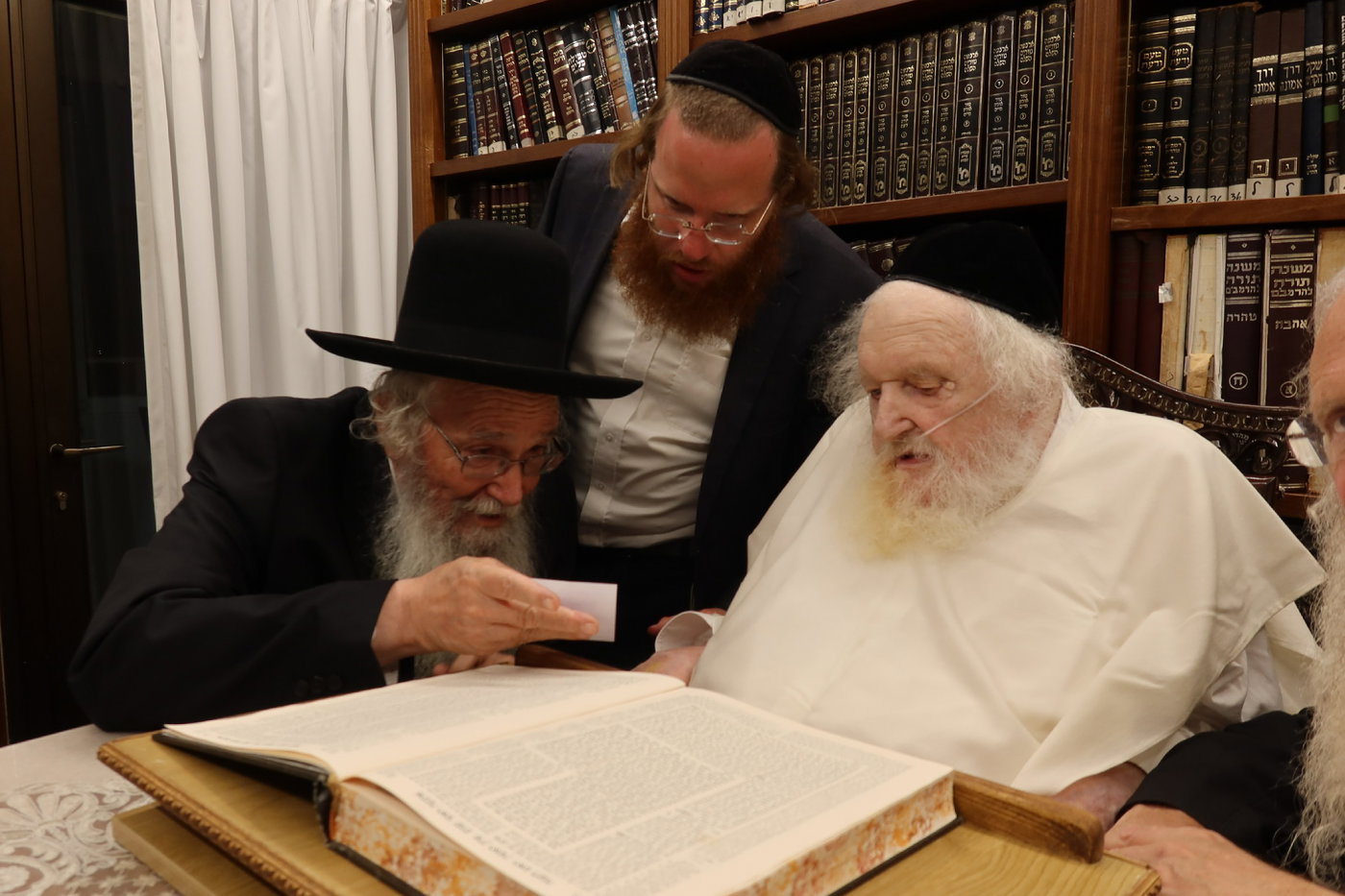 ביקורי רבנים במעונו של הגר"מ שטרנבוך