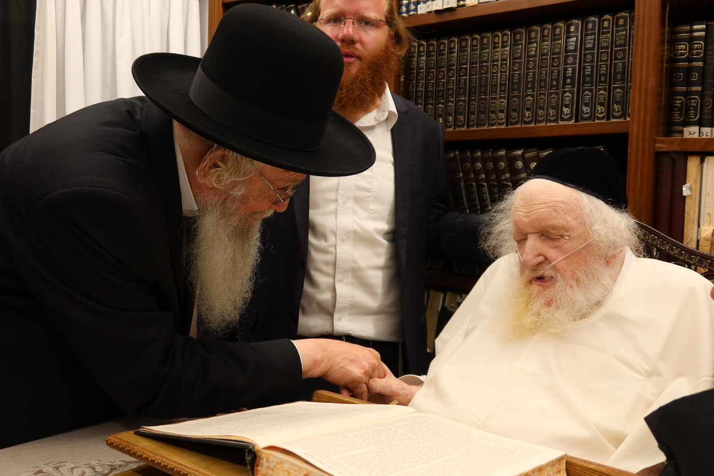 ביקורי רבנים במעונו של הגר"מ שטרנבוך