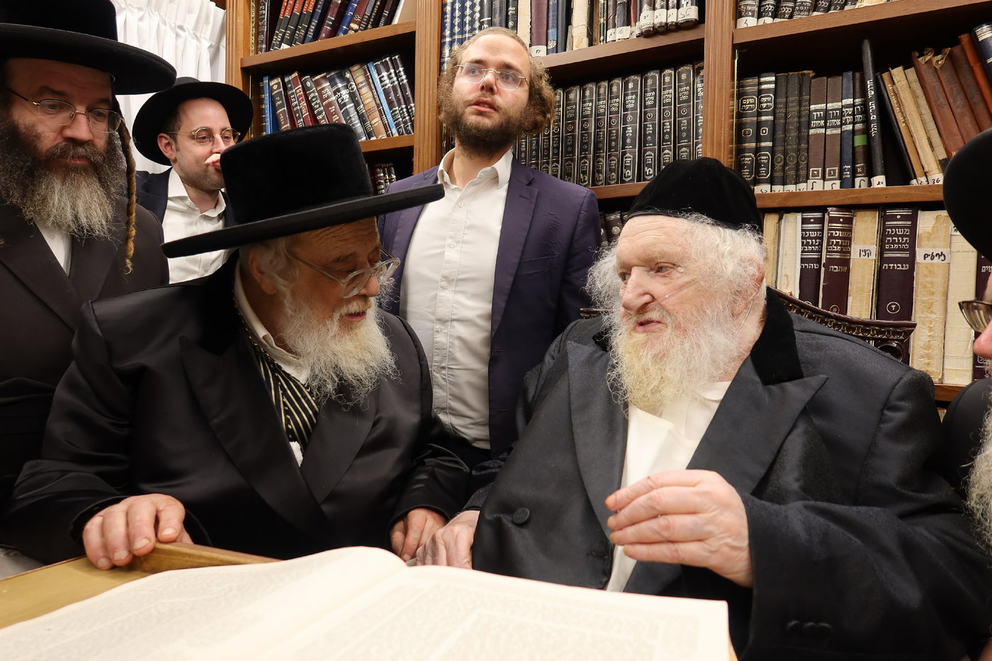ביקורי רבנים במעונו של הגר"מ שטרנבוך