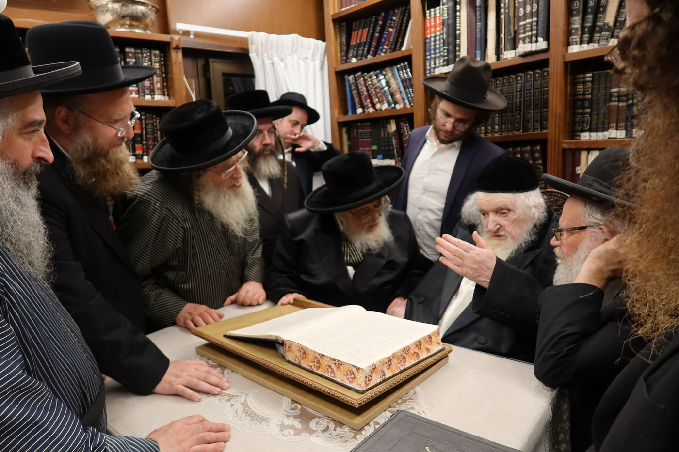 ביקורי רבנים במעונו של הגר"מ שטרנבוך