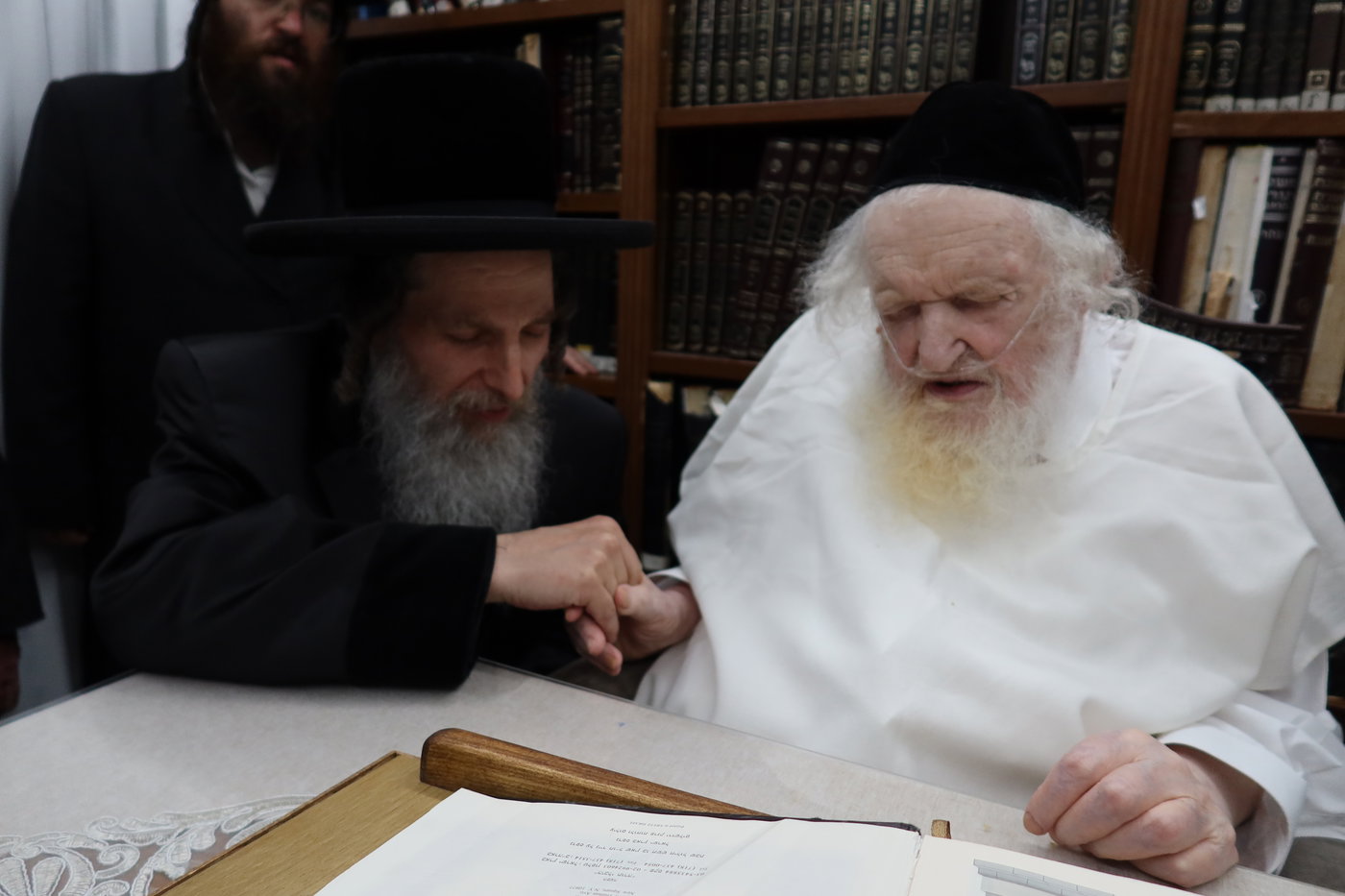 ביקורי רבנים במעונו של הגר"מ שטרנבוך