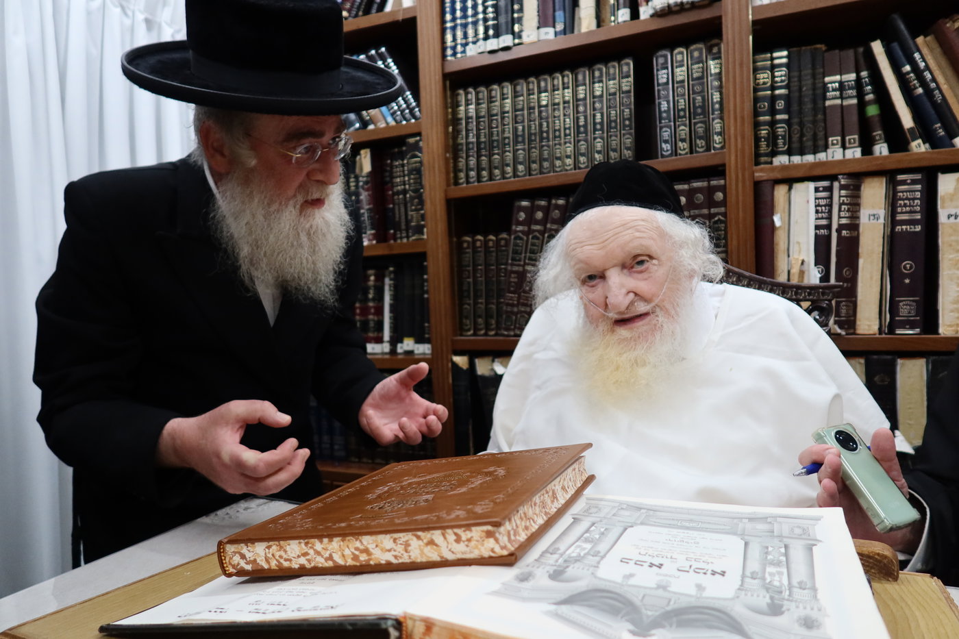ביקורי רבנים במעונו של הגר"מ שטרנבוך