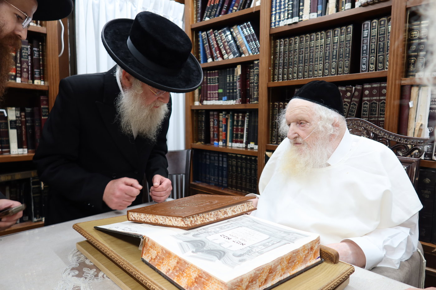 ביקורי רבנים במעונו של הגר"מ שטרנבוך
