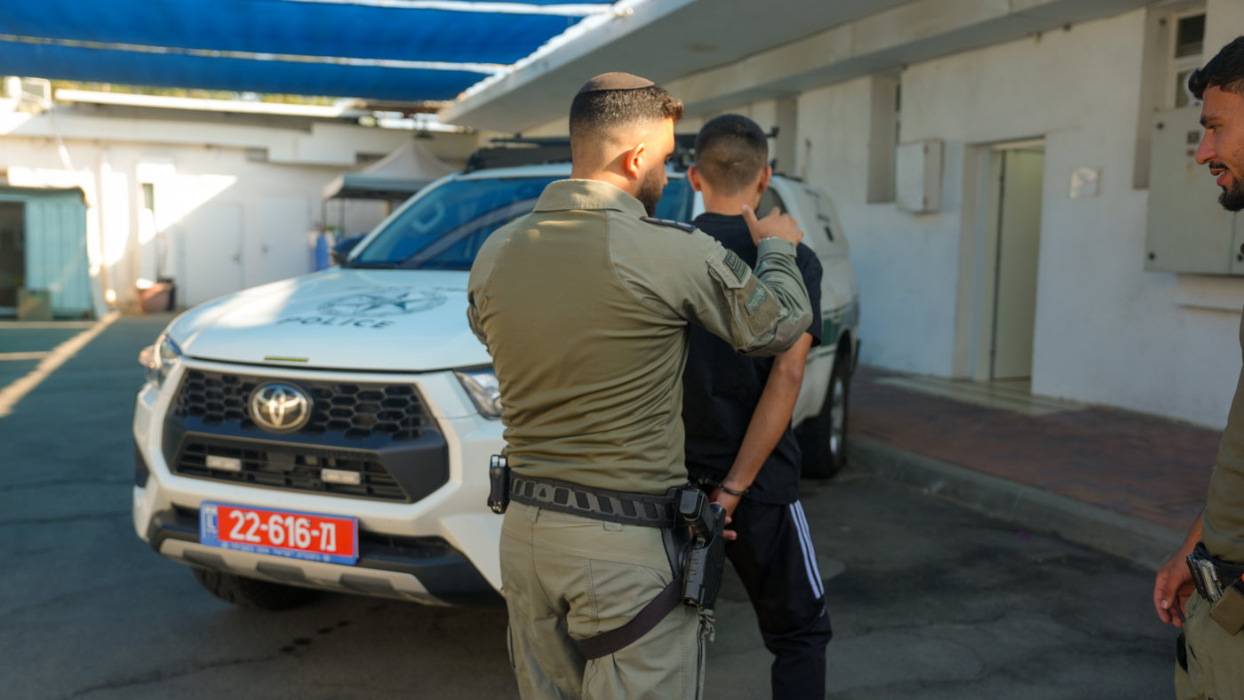 תיעד את עצמו מבצע עבירות תנועה ליד ניידת משטרה - ונעצר במיטתו