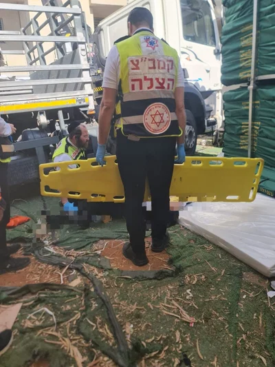 בני ברק: מבוגר בן 62 נפגע קשה מחבילות סכך שנפלו עליו מגובה