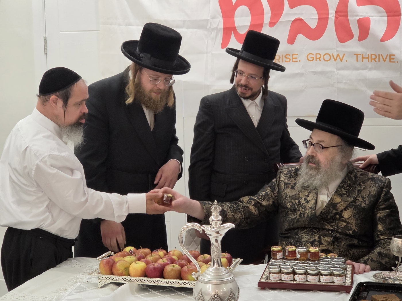 האדמו"ר מויז'ניץ לונדון בביקור באהובים