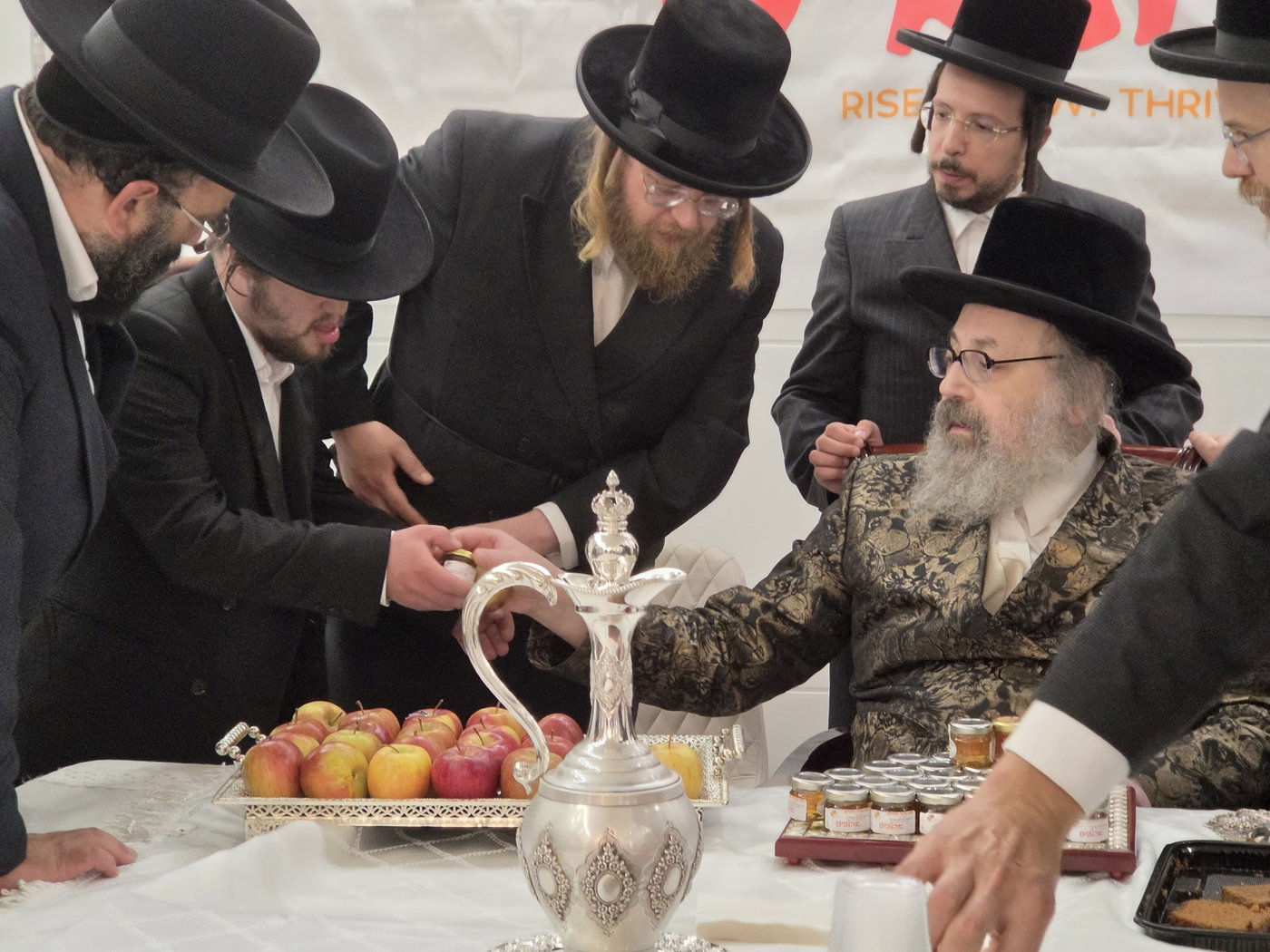 האדמו"ר מויז'ניץ לונדון בביקור באהובים