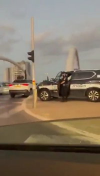 אירוע חריג בנתניה: חשוד תועד עם נשק ארוך ופתח בירי לעבר שוטרים