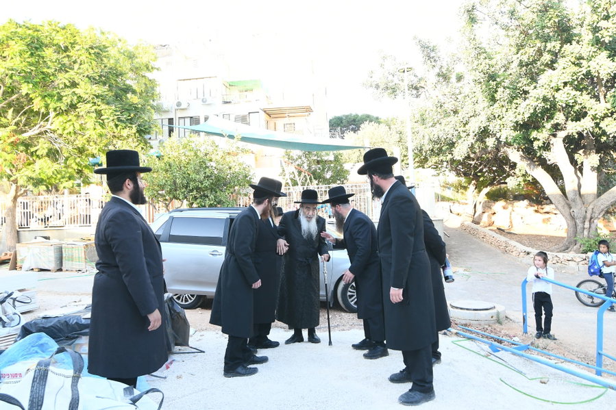 תנופת הבנייה בשומרון | הרבי מאלכסנדר הגיע לחזק את חסידיו בעמנואל