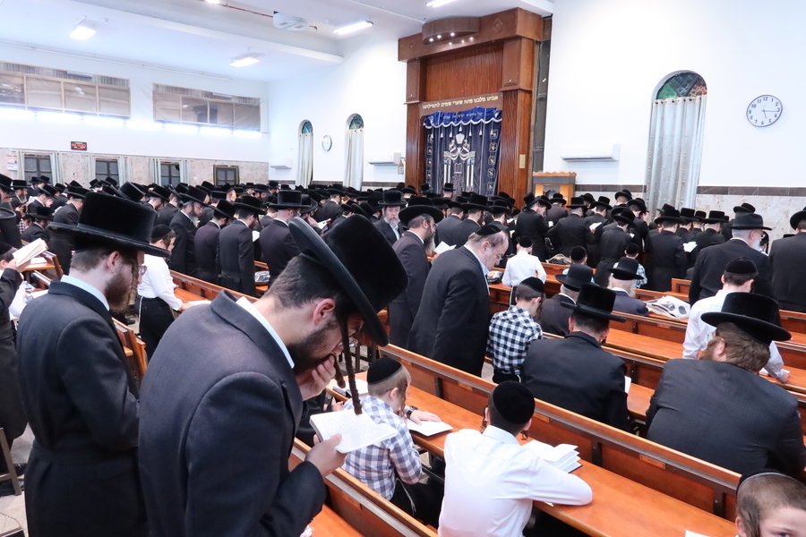 שַׁחַר קַמְתִּי; סליחות ראשונות בצל האדמו"ר מקרעטשניף 