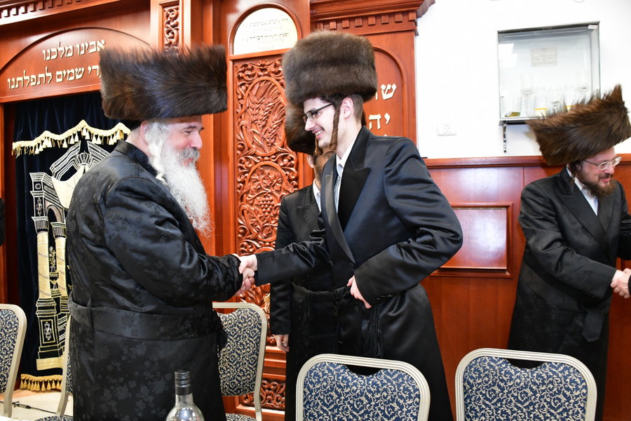בבית מדרשו של הדוד הגדול • שמחת אירוסי נכדת האדמו"ר מקרעשטניף ק"ג זצ"ל