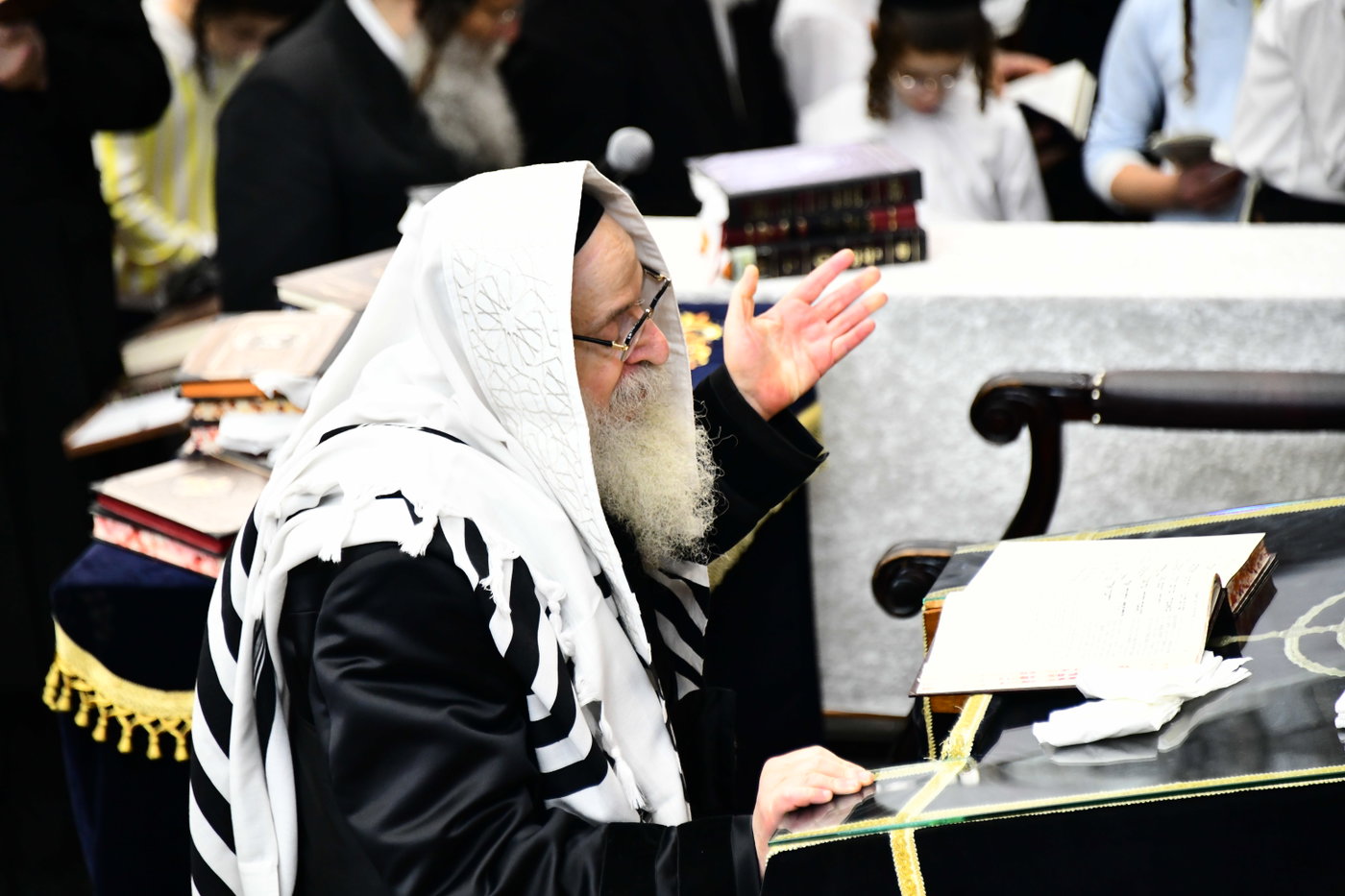 האדמו"ר מצאנז קלויזנבורג באמירת הסליחות