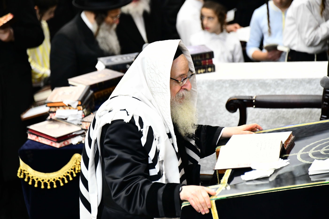 האדמו"ר מצאנז קלויזנבורג באמירת הסליחות
