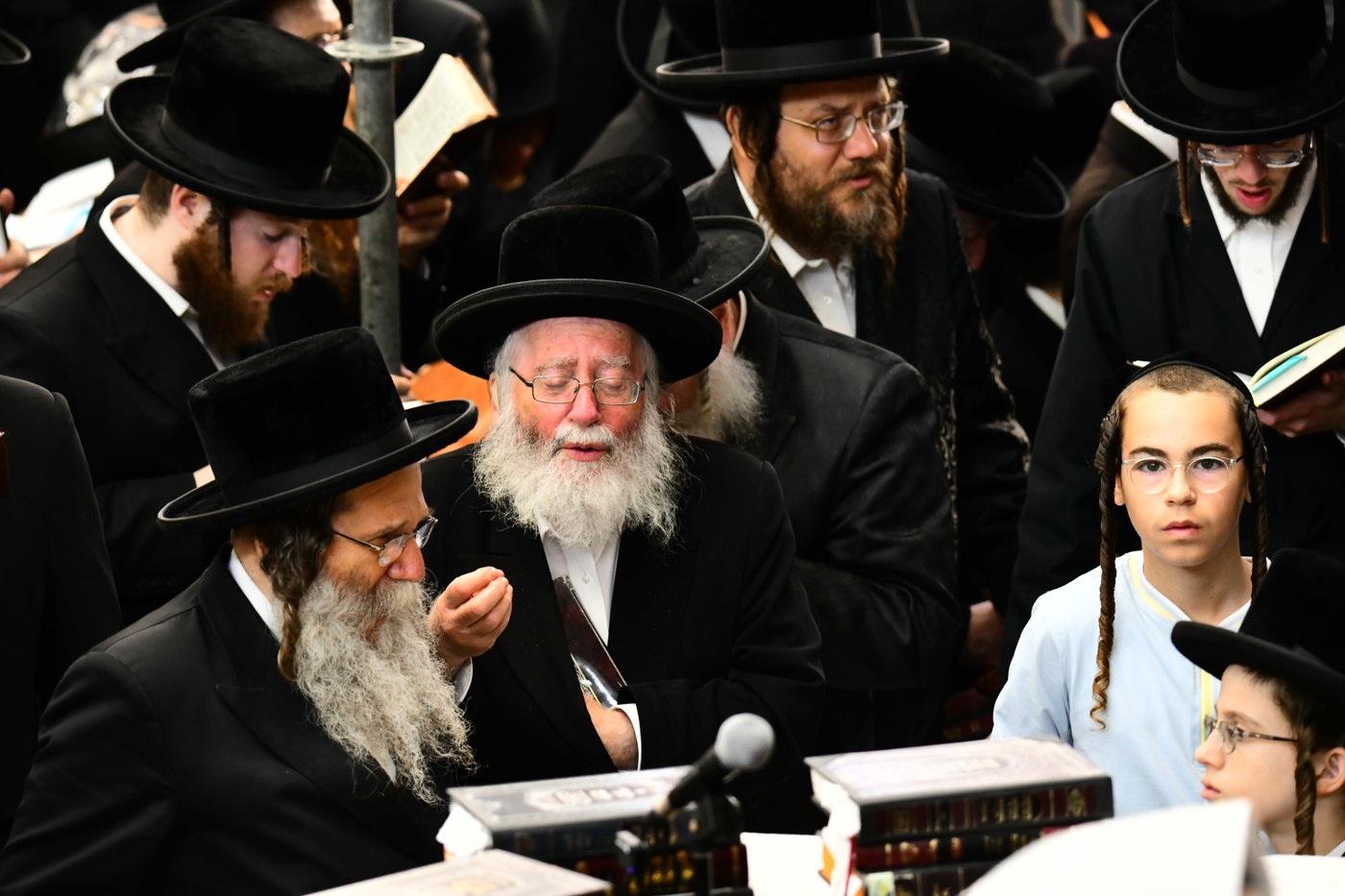 האדמו"ר מצאנז קלויזנבורג באמירת הסליחות