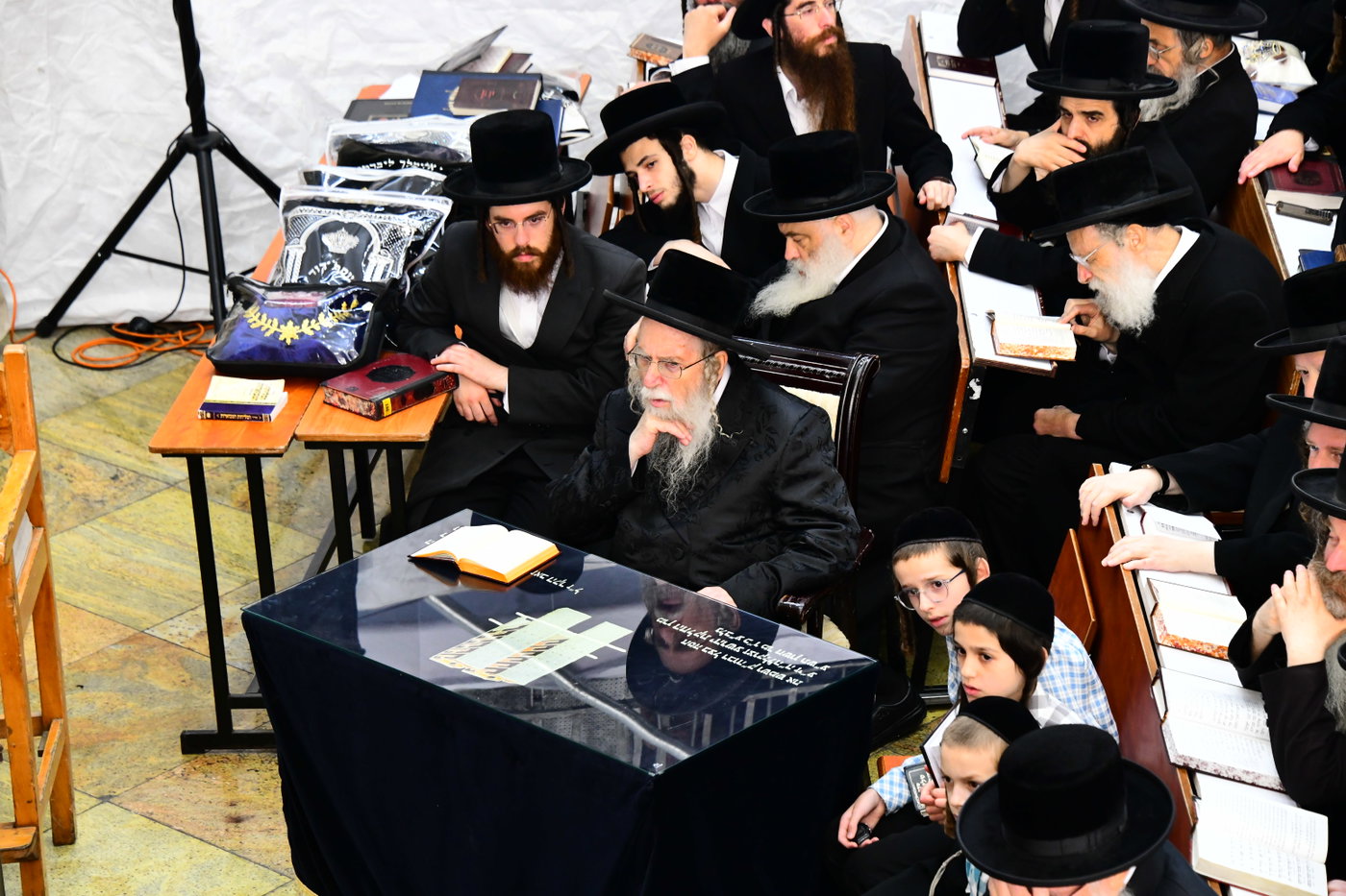האדמו"ר מצאנז קלויזנבורג באמירת הסליחות