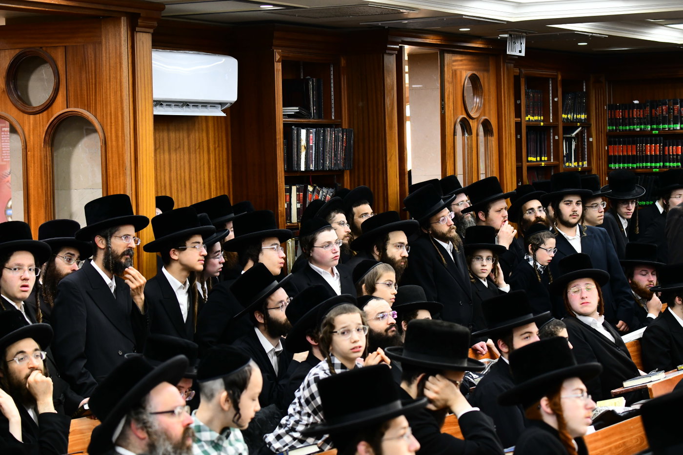 האדמו"ר מצאנז קלויזנבורג באמירת הסליחות