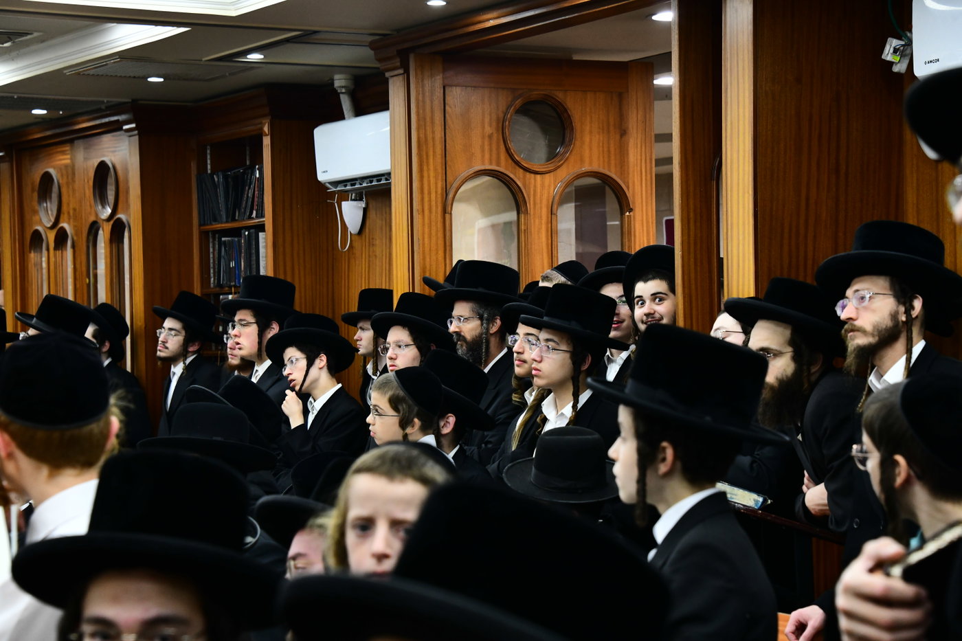 האדמו"ר מצאנז קלויזנבורג באמירת הסליחות