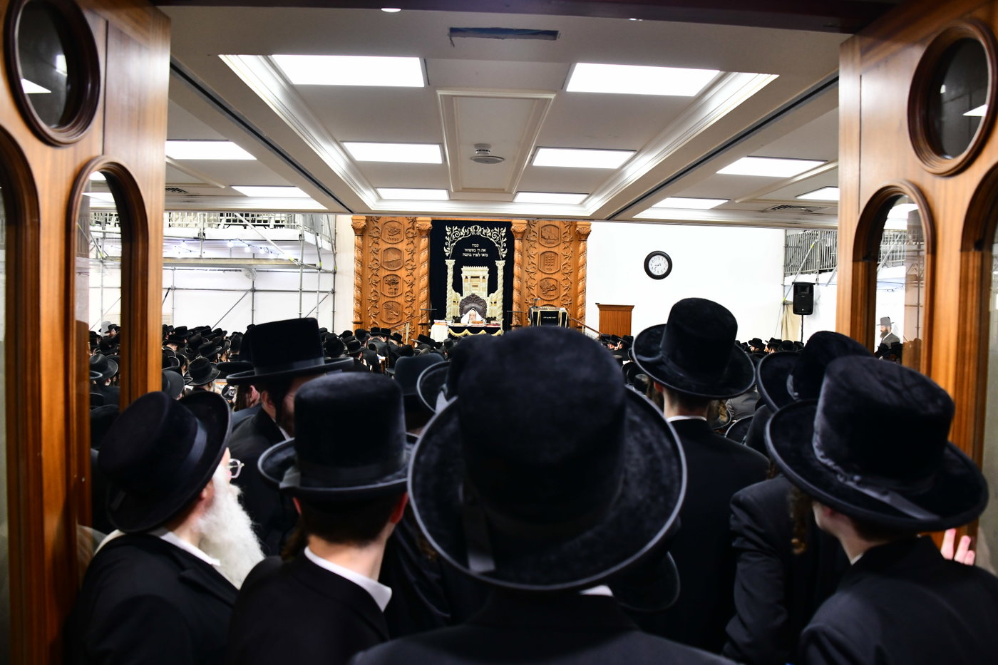 האדמו"ר מצאנז קלויזנבורג באמירת הסליחות