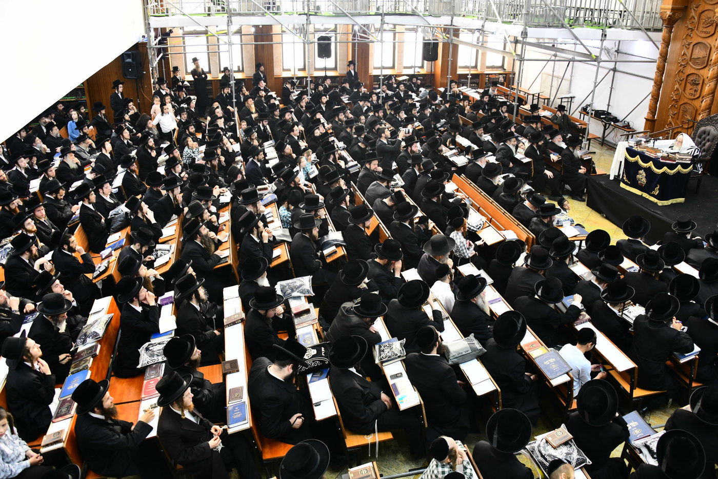 האדמו"ר מצאנז קלויזנבורג באמירת הסליחות