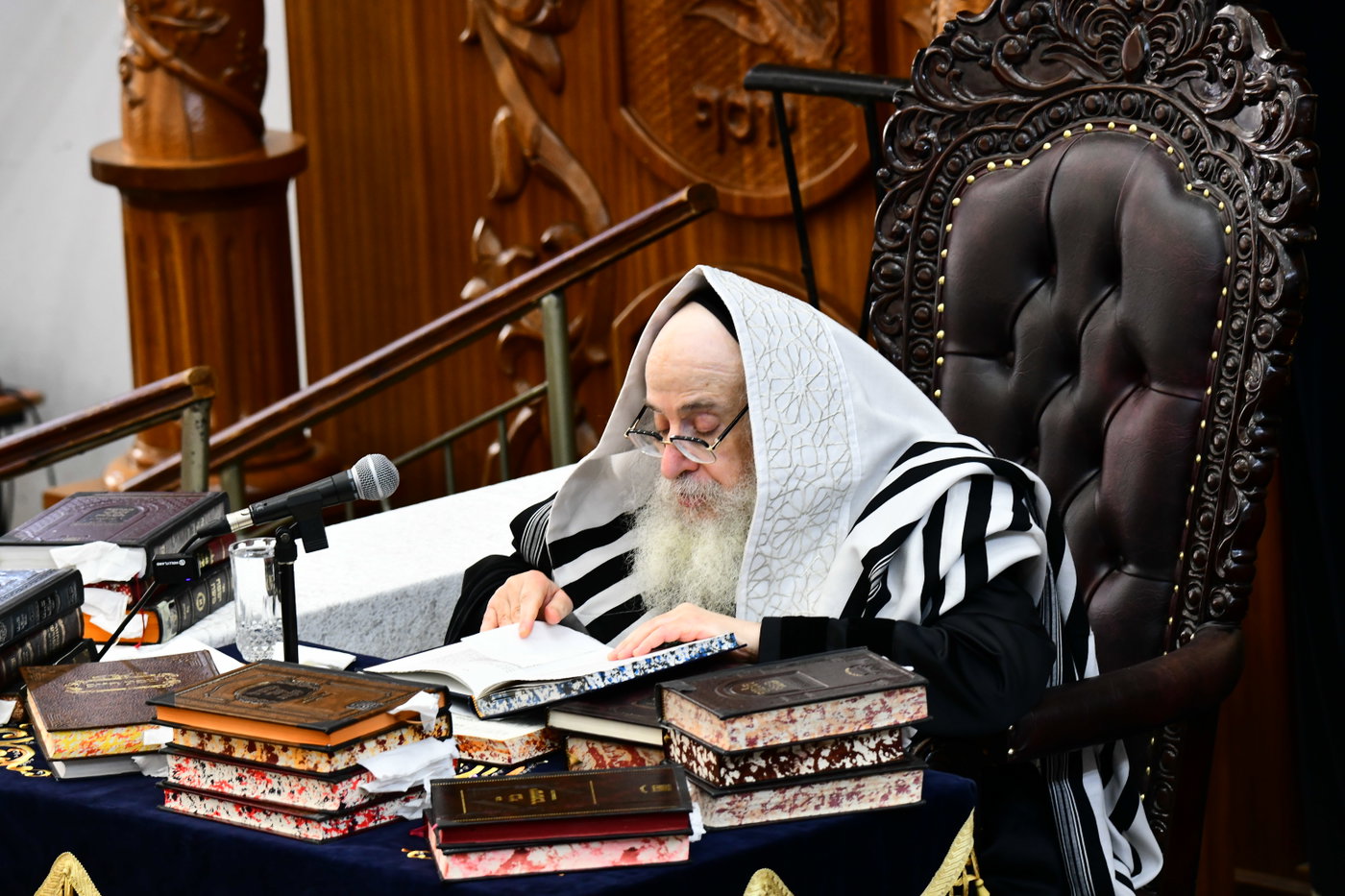 האדמו"ר מצאנז קלויזנבורג באמירת הסליחות