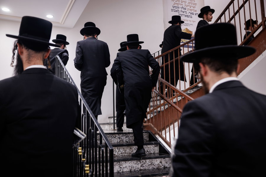 צפו; אלפי חסידי באבוב 45 בסליחות ראשונות – ומה הכריז המשב"ק בסיום?