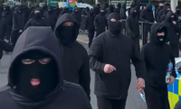 המהגרים המוסלמים נמלטו: מאות רעולי פנים בשחור יצאו לרחובות