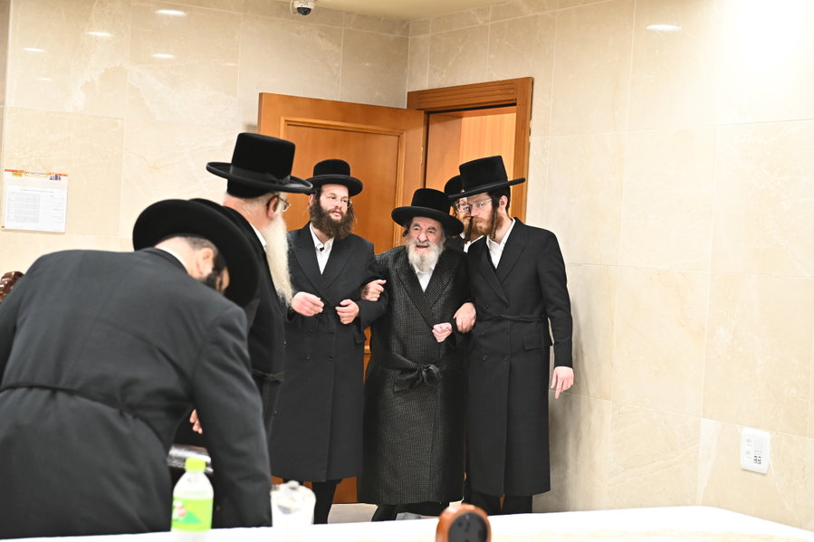 ברקע התפילות לרפואתו; האדמו"ר מויז'ניץ הגיע לקרייה וקיבל את זקני החסידים