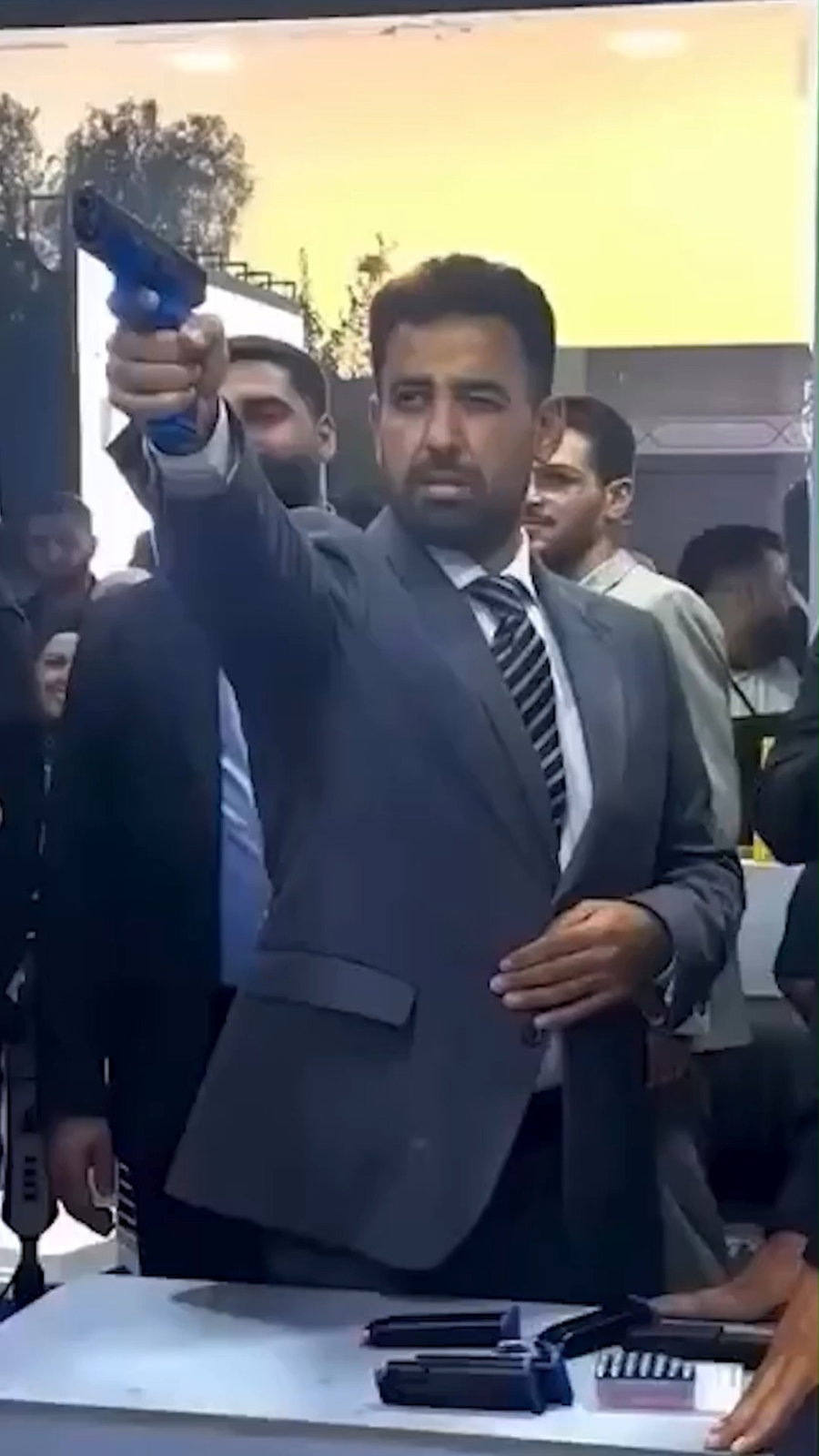 שלף ופתח באש: שר הבריאות הפגין יכולות של רוצח שכיר