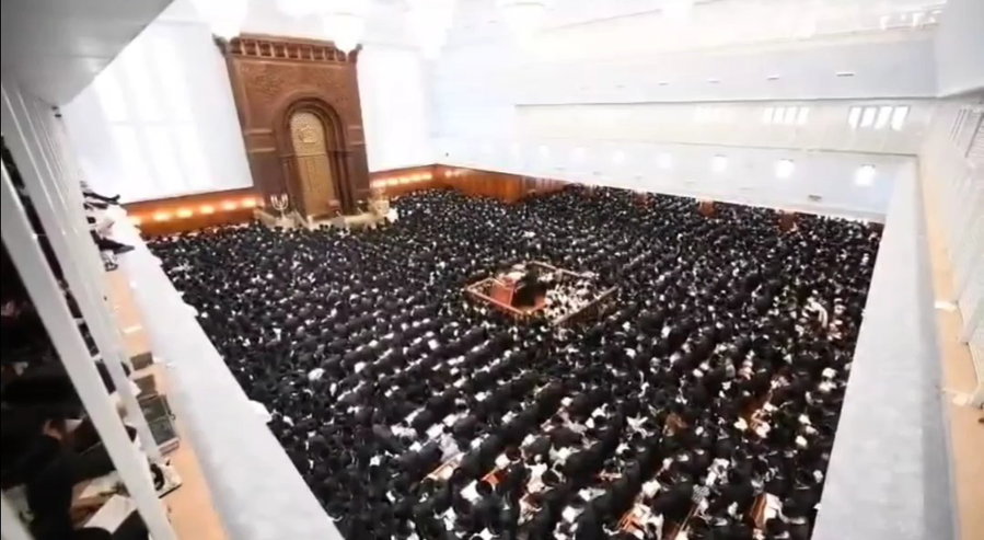 הרה"צ רבי אהרן מרדכי רוקח באמירת הסליחות