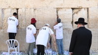 מ-140 מדינות: פתקי התפילה שהוטמנו בין אבני הכותל - פונו לגניזה