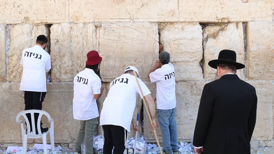 מ-140 מדינות: פתקי התפילה שהוטמנו בין אבני הכותל - פונו לגניזה