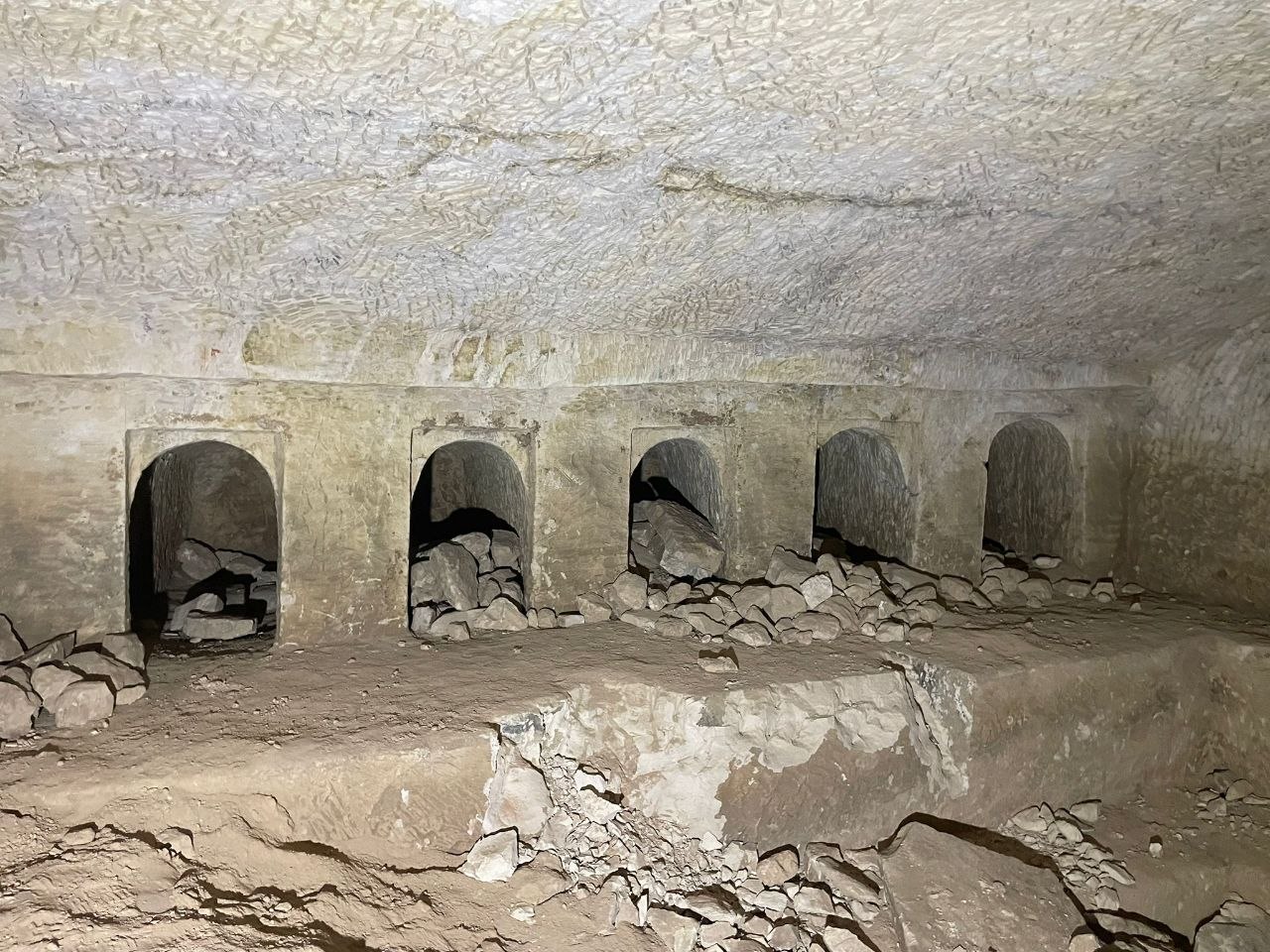 מנורה יהודית עתיקה במערת קבורה מפוארת ממערב לחברון