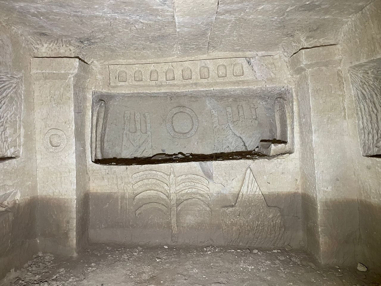 מנורה יהודית עתיקה במערת קבורה מפוארת ממערב לחברון