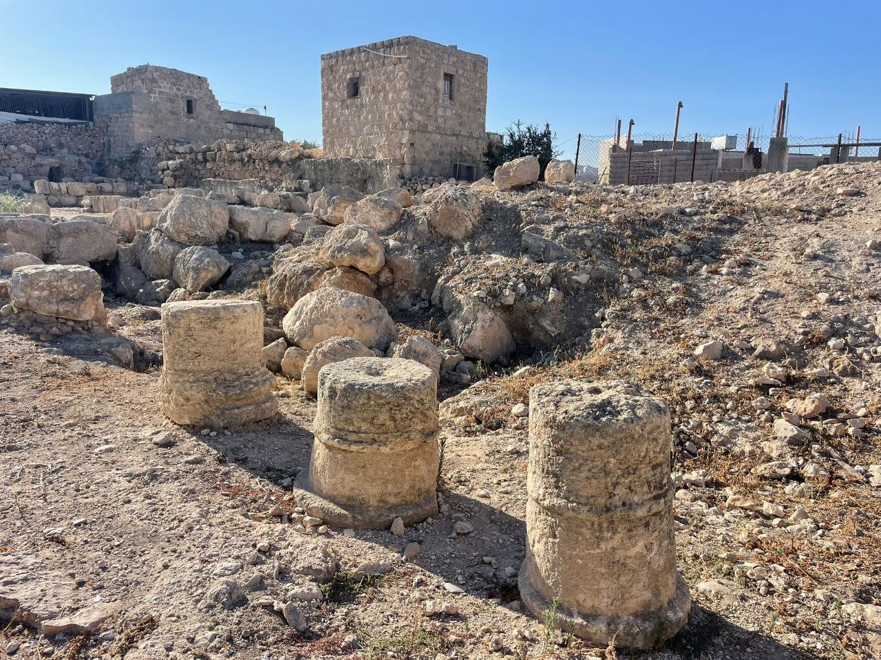 מנורה יהודית עתיקה במערת קבורה מפוארת ממערב לחברון