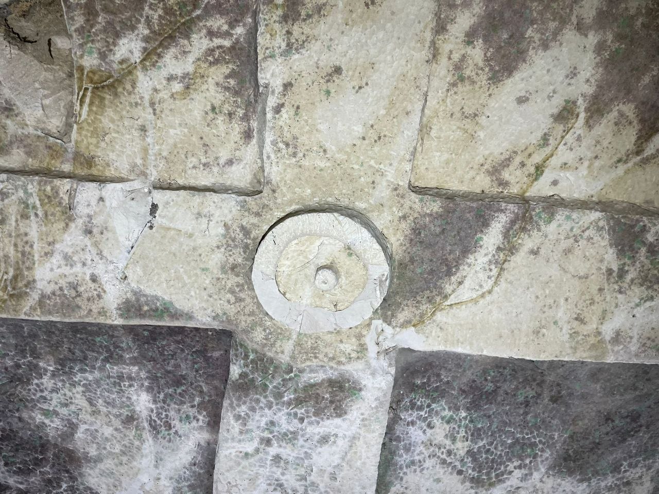 מנורה יהודית עתיקה במערת קבורה מפוארת ממערב לחברון