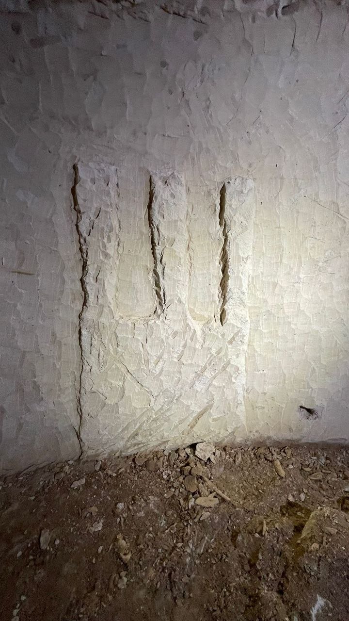 מנורה יהודית עתיקה במערת קבורה מפוארת ממערב לחברון