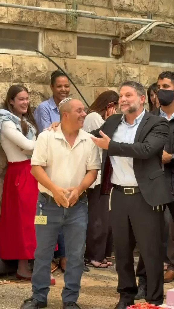 שמעון מקבל אות העובד המצטיין