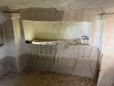 מנורה יהודית עתיקה במערת קבורה מפוארת ממערב לחברון